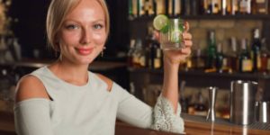 カクテルで乾杯する女性